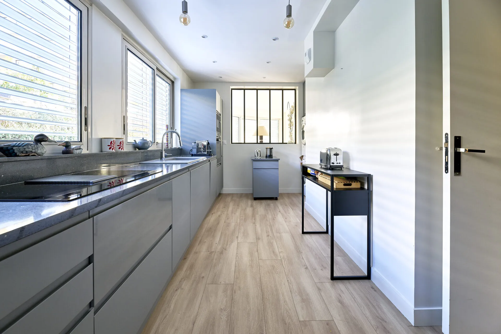 Azulejos modernos numa cozinha remodelada no Porto
