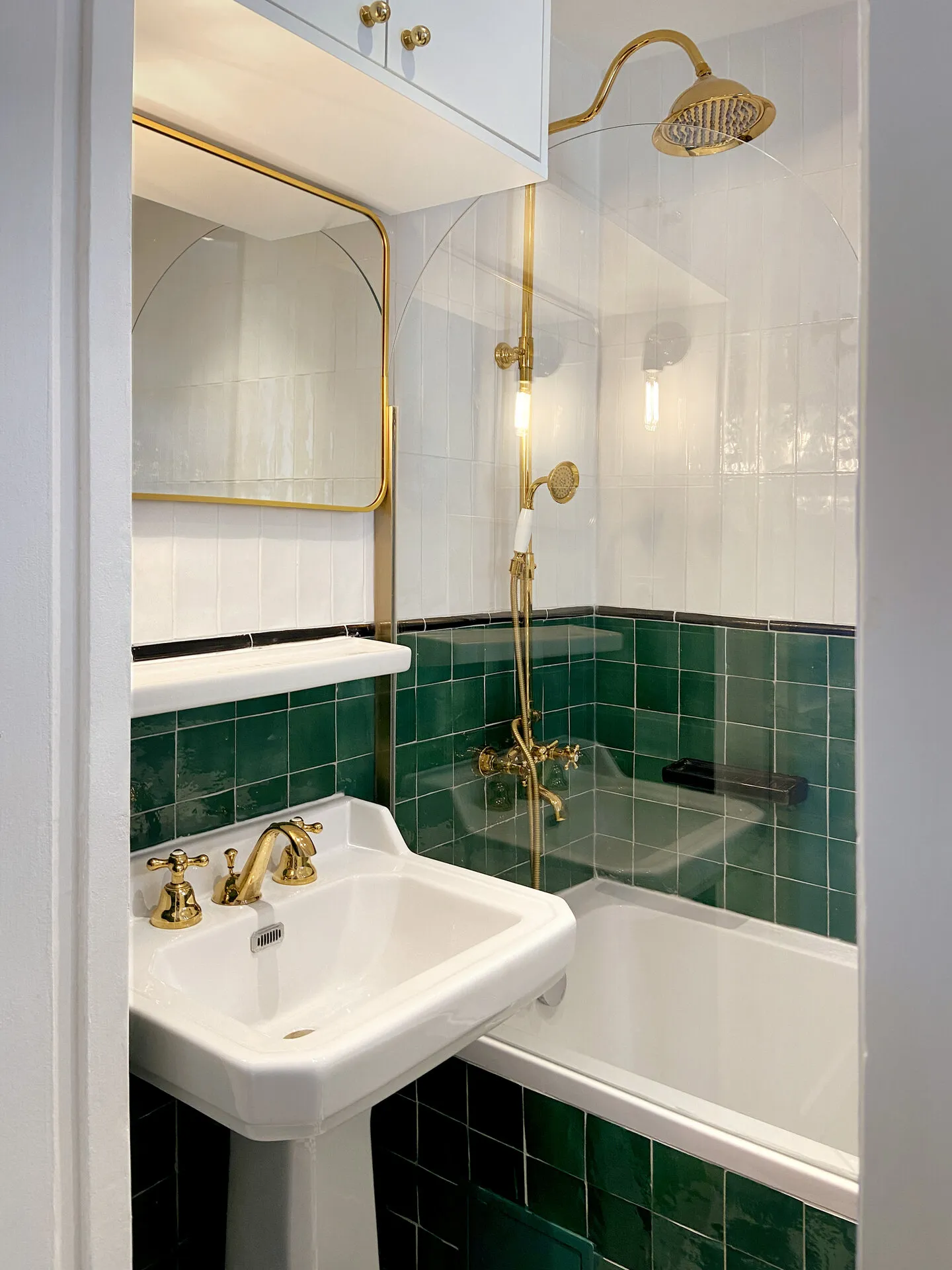 Casa de banho pequena otimizada com design inteligente